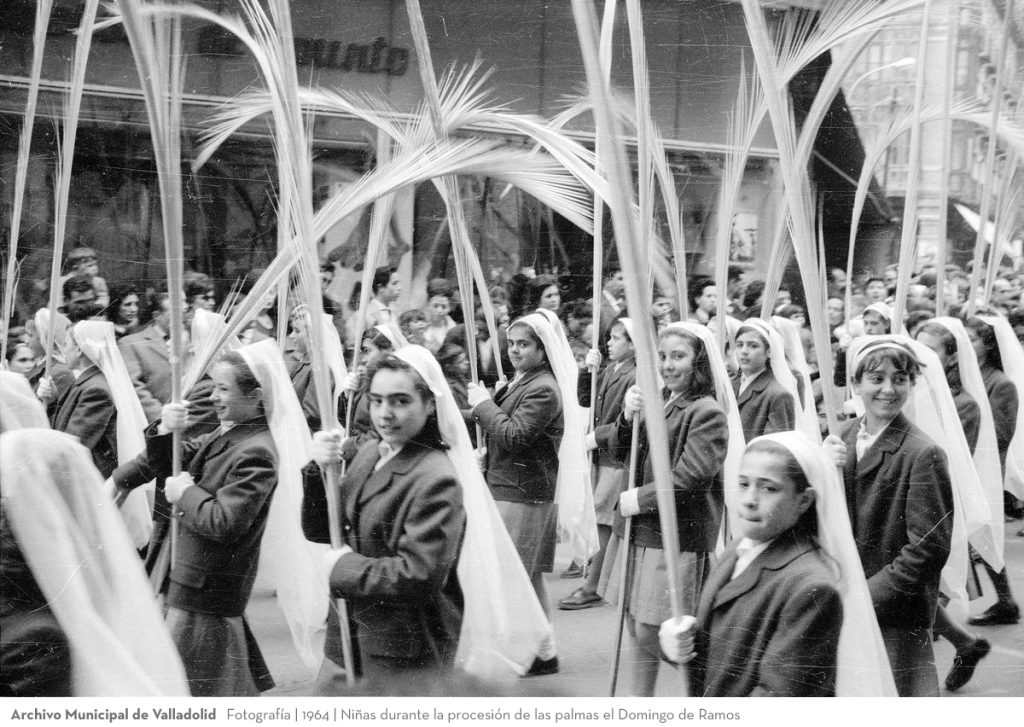 Fotografía. 1964. Niñas durante la procesión de las palmas el Domingo de Ramos