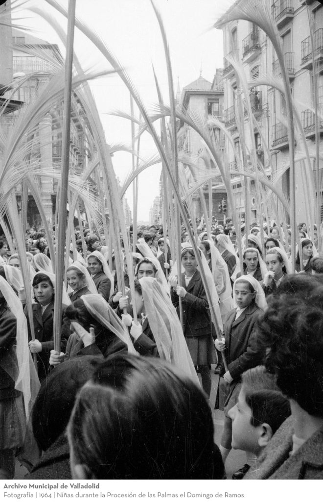 Fotografía. 1964. Niñas durante la Procesión de las Palmas el Domingo de Ramos