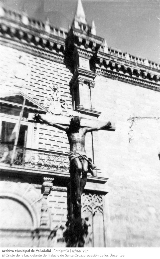 Fotografía. 19/04/1957. El Cristo de la Luz delante del Palacio de Santa Cruz, procesión de los Docentes