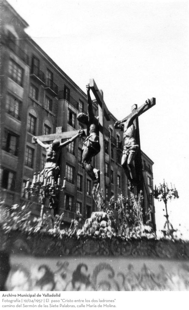 Fotografía. 19/04/1957. El paso "Cristo entre los dos ladrones" camino del Sermón de las Siete Palabras, calle María de Molina