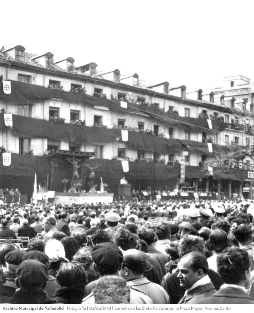 Fotografía. 04/04/1958. Sermón de las Siete Palabras en la Plaza Mayor, Viernes Santo