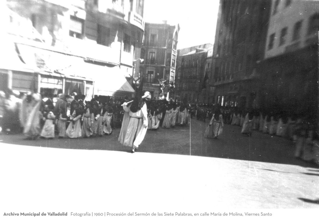 Fotografía. 1960. Procesión del Sermón de las Siete Palabras, en calle María de Molina, Viernes Santo