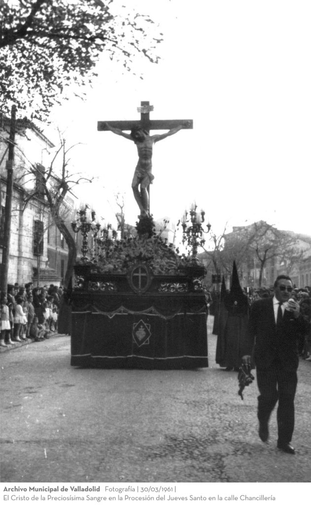 Fotografía. 30/03/1961. El Cristo de la Preciosísima Sangre en la Procesión del Jueves Santo en la calle Chancillería