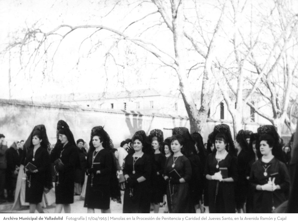 Fotografía. 11/04/1963. Manolas en la Procesión de Penitencia y Caridad del Jueves Santo, en la Avenida Ramón y Cajal