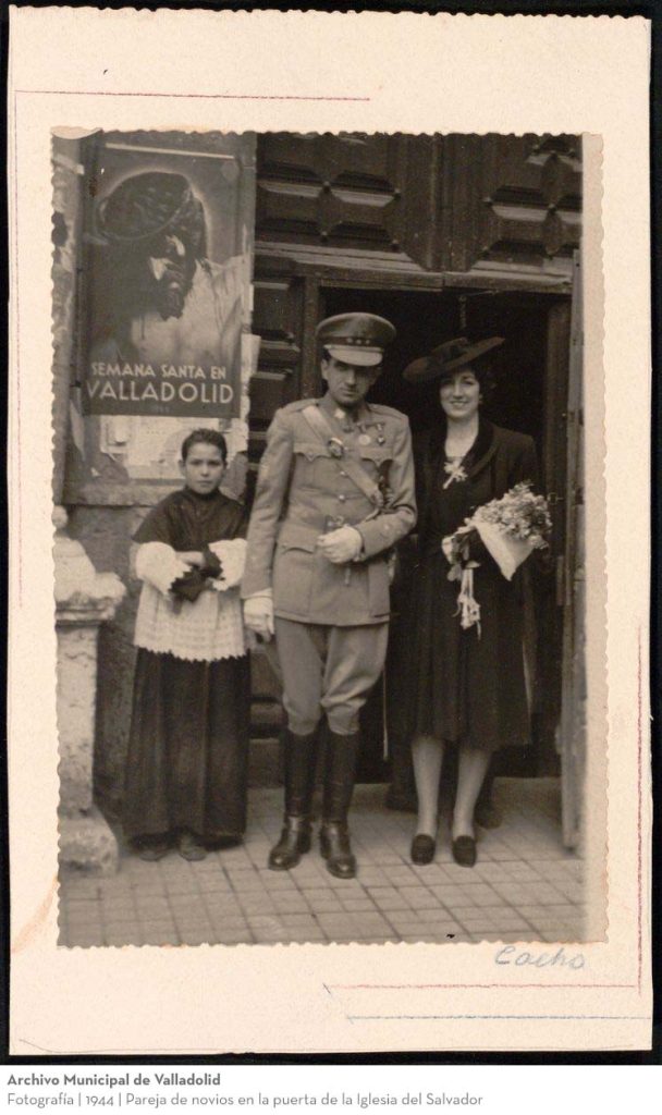 Fotografía. 1944. Pareja de novios en la puerta de la Iglesia del Salvador