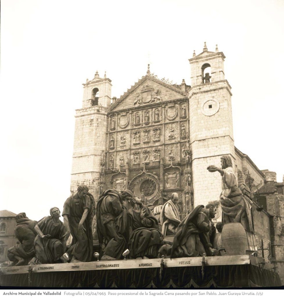 Fotografía. 05/04/1963. Paso procesional de la Sagrada Cena pasando por San Pablo. Juan Guraya Urrutia 002