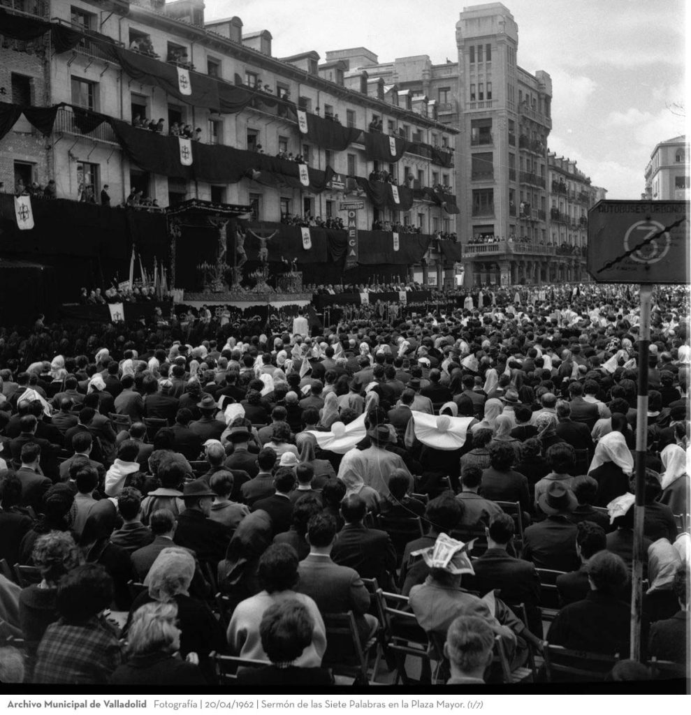 Fotografía. 20/04/1962. Sermón de las Siete Palabras en la Plaza Mayor 001