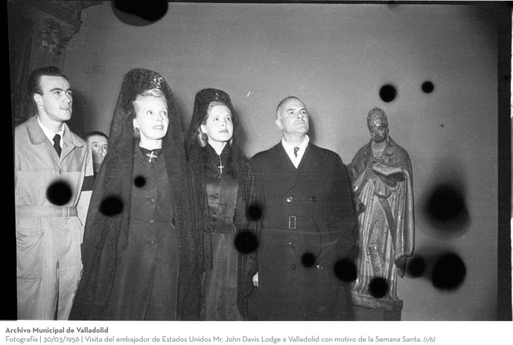 Fotografía. 30/03/1956. Visita del embajador de Estados Unidos Mr. John Davis Lodge a Valladolid con motivo de la Semana Santa 056_01