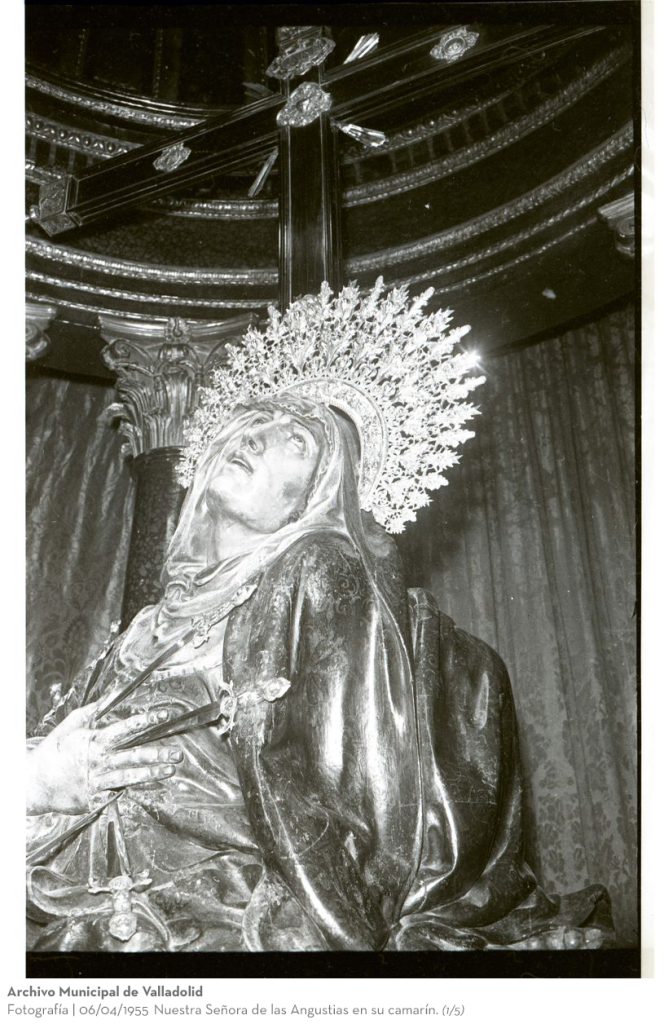 Fotografía. 06/04/1955. Nuestra Señora de las Angustias en su camarín 099_01