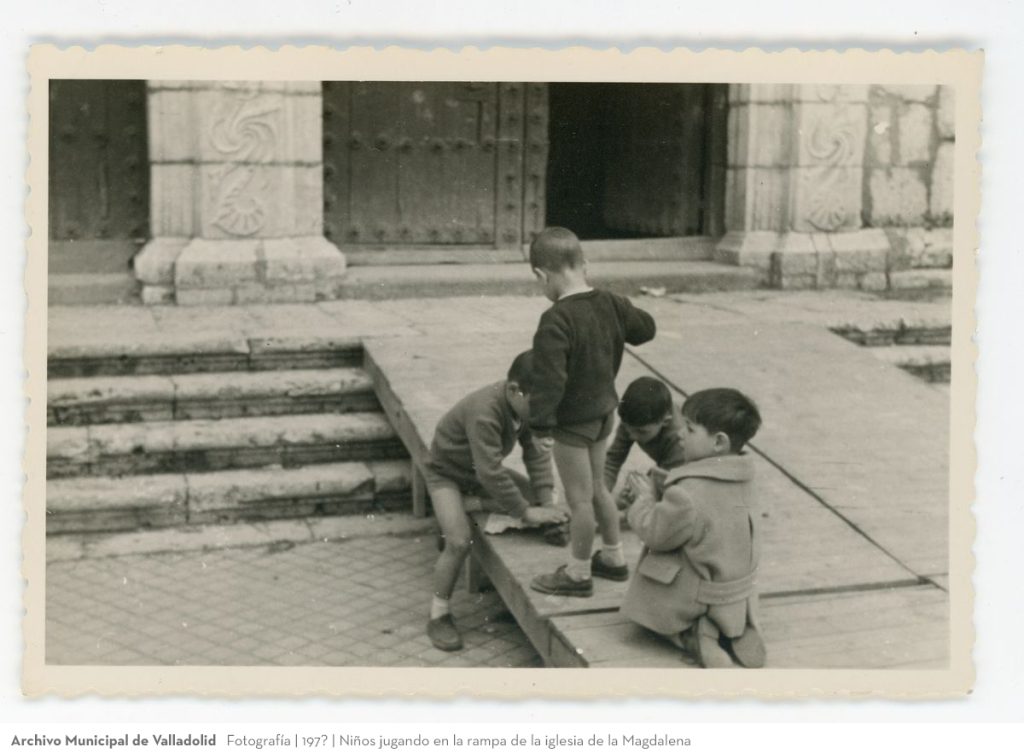 Fotografía. 197? Niños jugando en la rampa de la iglesia de la Magdalena