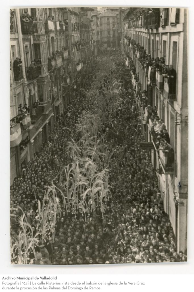 Fotografía. 194? La calle Platerías vista desde el balcón de la iglesia de la Vera Cruz durante la procesión de las Palmas del Domingo de Ramos