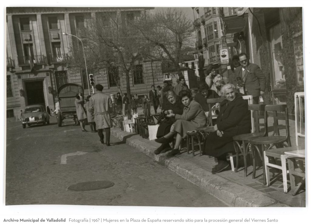 Fotografía. 196? Mujeres en la Plaza de España reservando sitio para la procesión general del Viernes Santo