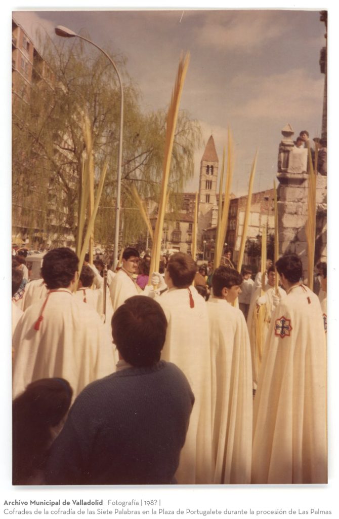 Fotografía. 198? Cofrades de la cofradía de las Siete Palabras en la Plaza de Portugalete durante la procesión de Las Palmas