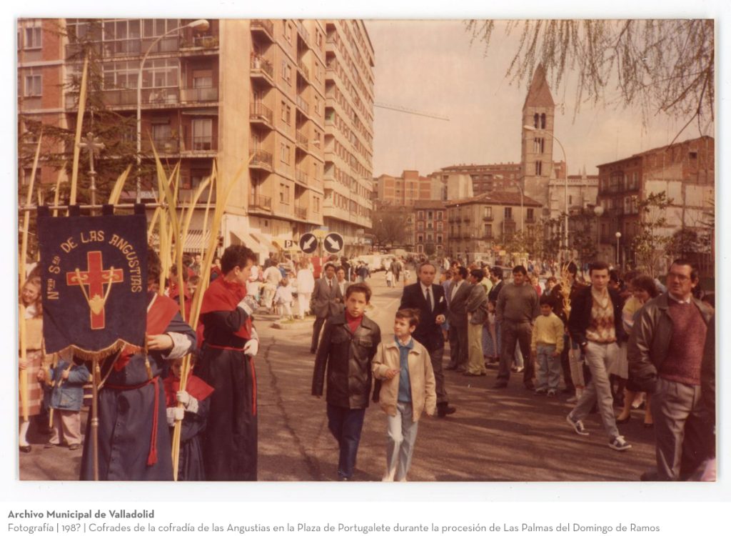 Fotografía. 198? Cofrades de la cofradía de las Angustias en la Plaza de Portugalete durante la procesión de Las Palmas del Domingo de Ramos