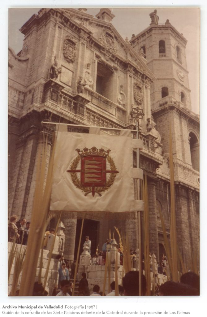 Fotografía. 198? Guión de la cofradía de las Siete Palabras delante de la Catedral durante la procesión de Las Palmas