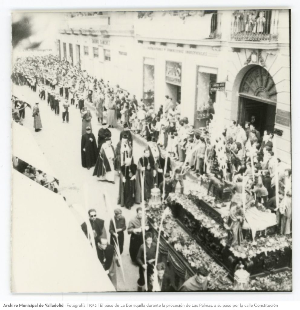 Fotografía. 1952. El paso de La Borriquilla durante la procesión de Las Palmas, a su paso por la calle Constitución