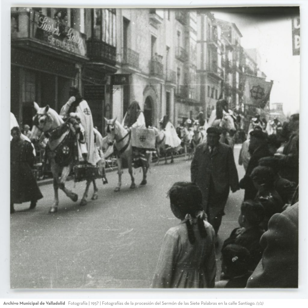 Fotografía. 195? Fotografías de la procesión del Sermón de las Siete Palabras en la calle Santiago 001