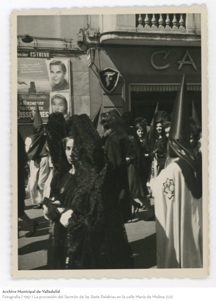 Fotografía. 1957. La procesión del Sermón de las Siete Palabras en la calle María de Molina 001