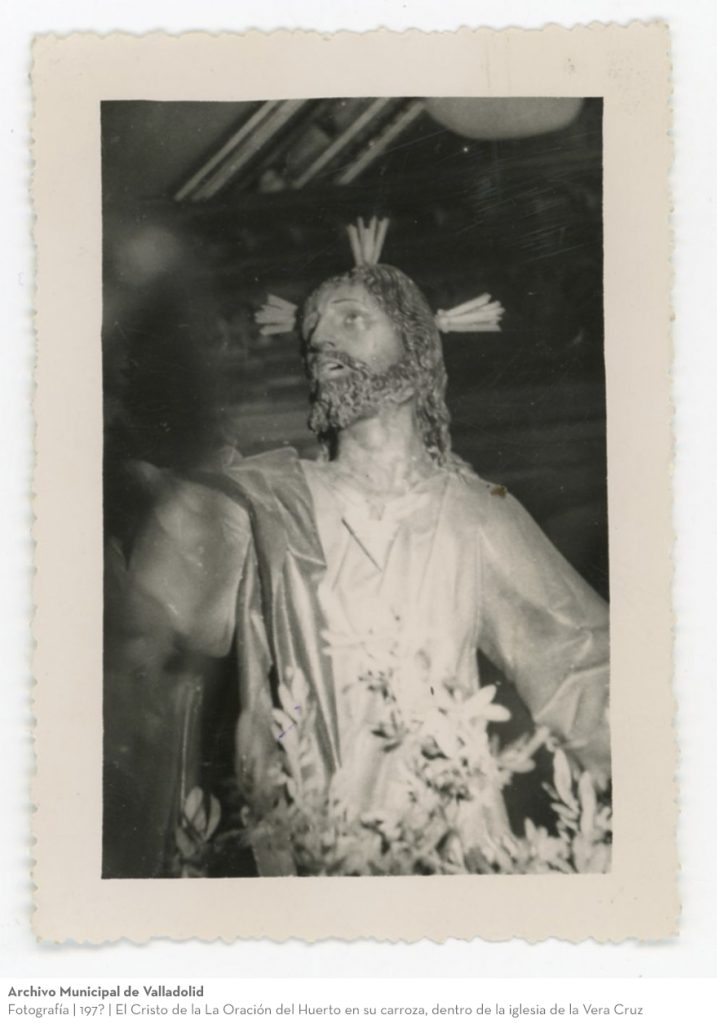 Fotografía. 197? El Cristo de la La Oración del Huerto en su carroza, dentro de la iglesia de la Vera Cruz