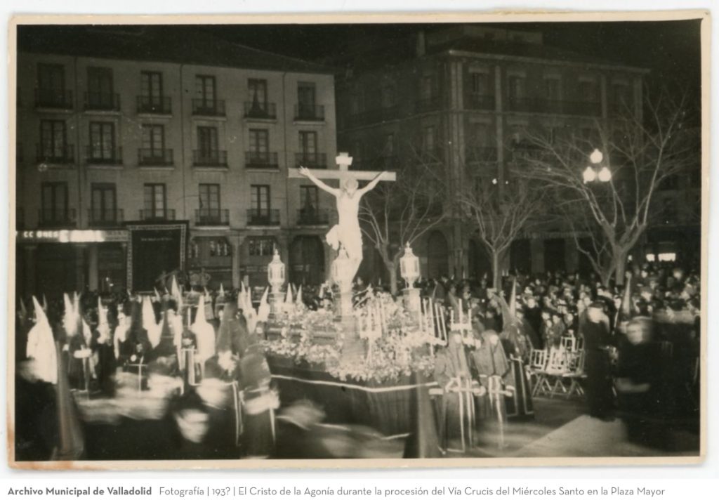Fotografía. 193? El Cristo de la Agonía durante la procesión del Vía Crucis del Miércoles Santo en la Plaza Mayor