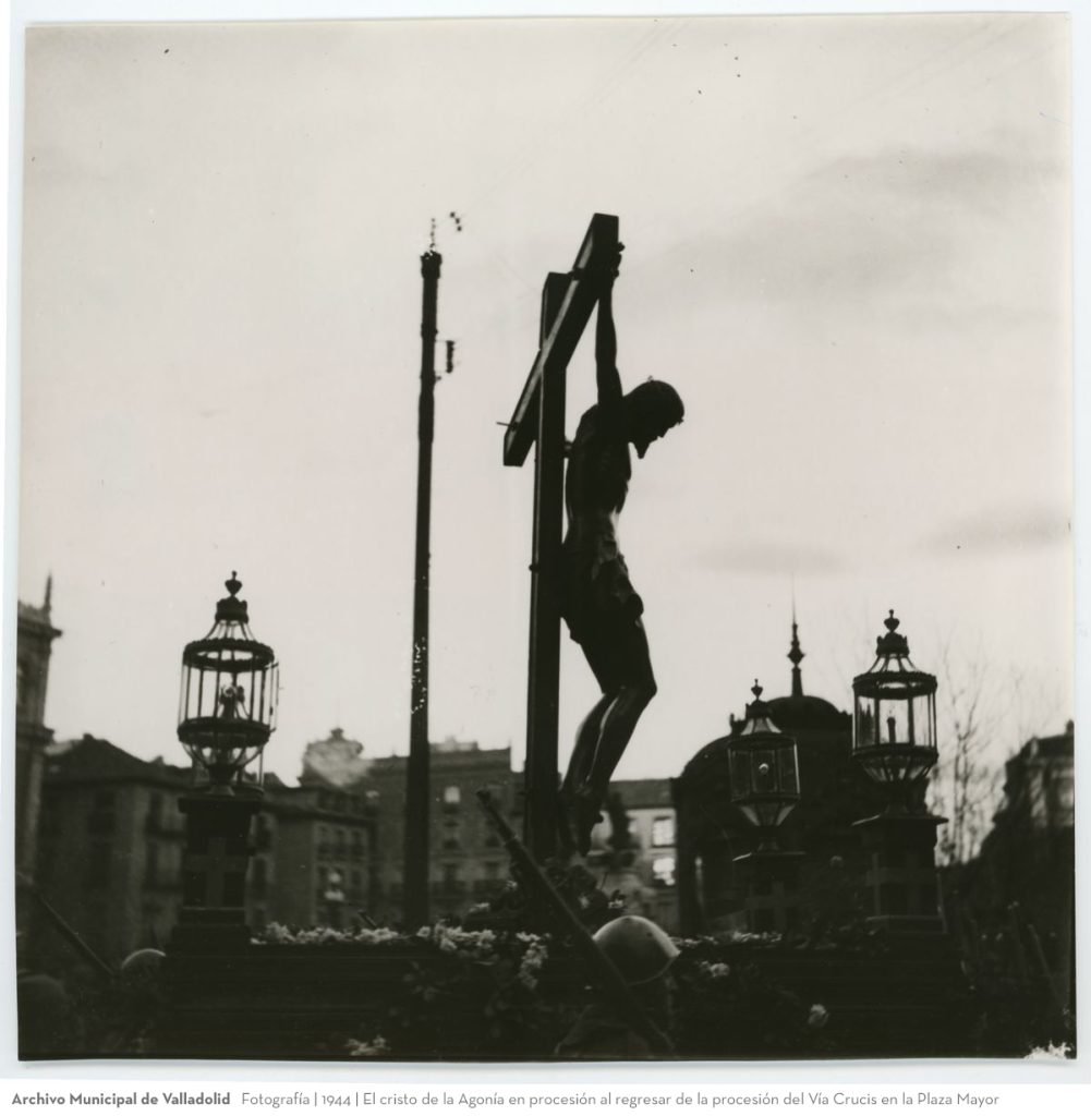 Fotografía. 1944. El cristo de la Agonía en procesión al regresar de la procesión del Vía Crucis en la Plaza Mayor