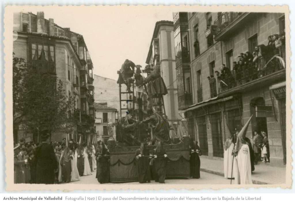 Fotografía. 1949. El paso del Descendimiento en la procesión del Viernes Santo en la Bajada de la Libertad