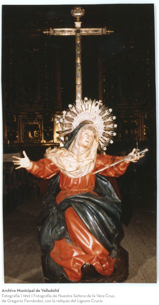 Fotografía. 1992. Fotografía de Nuestra Señora de la Vera Cruz, de Gregorio Fernández, con la reliquia del Lignum Crucis