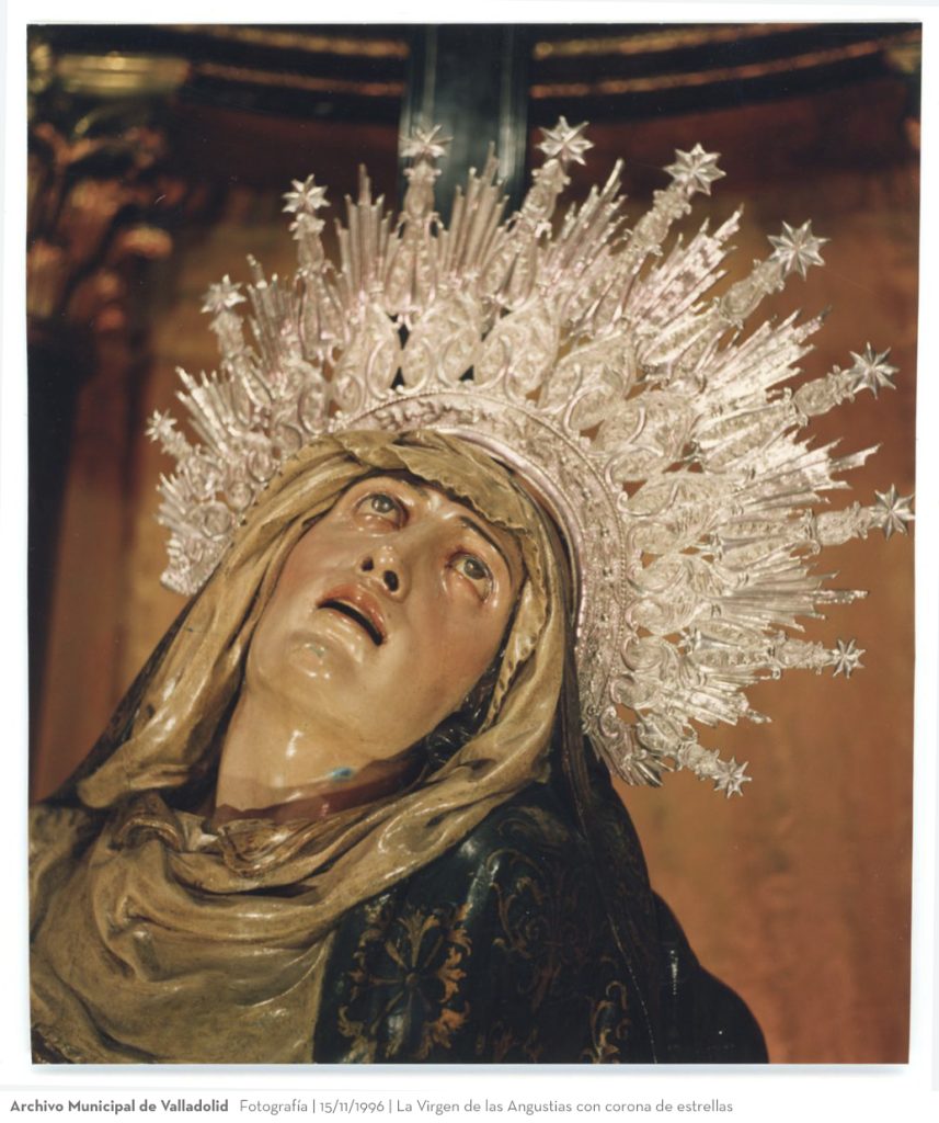 Fotografía. 15/11/1996. La Virgen de las Angustias con corona de estrellas