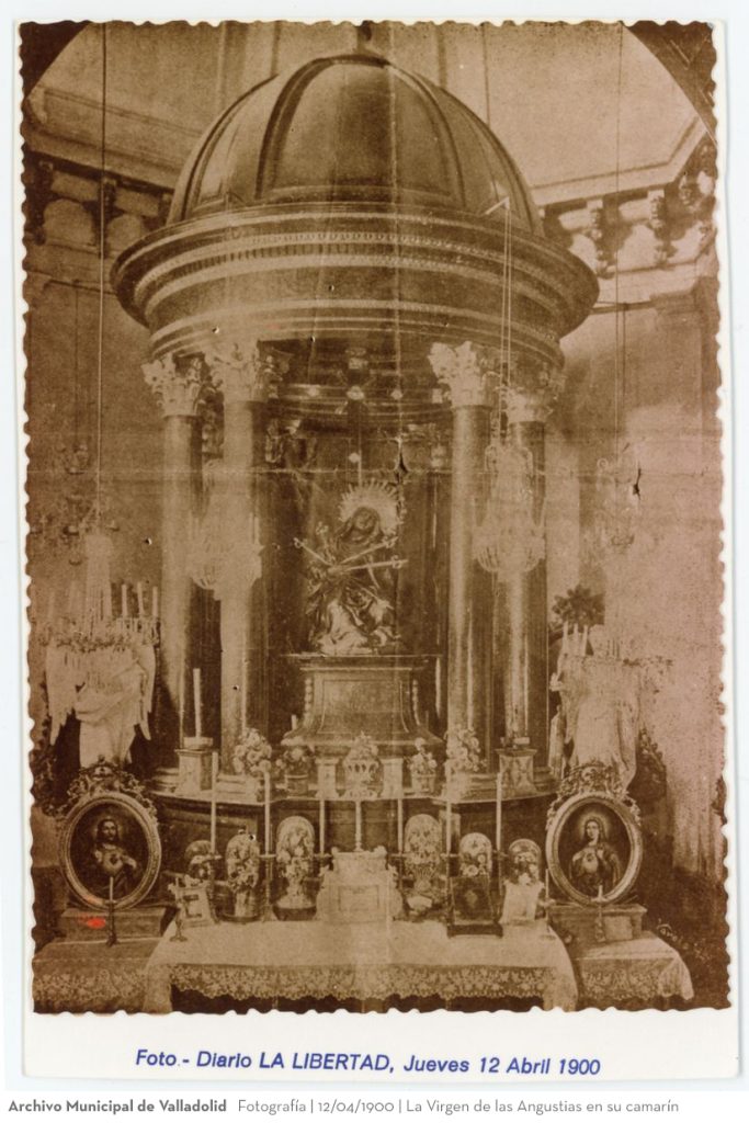 Fotografía. 12/04/1900. La Virgen de las Angustias en su camarín