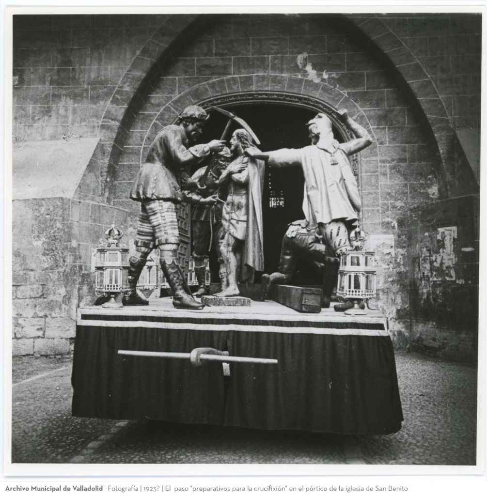 Fotografía. 1923? El paso "preparativos para la crucifixión" en el pórtico de la iglesia de San Benito