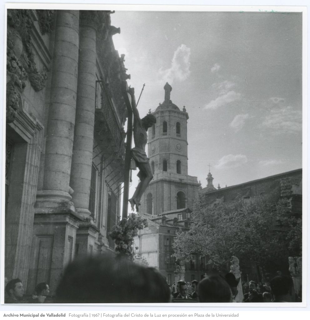 Fotografía. 196? Fotografía del Cristo de la Luz en procesión en Plaza de la Universidad