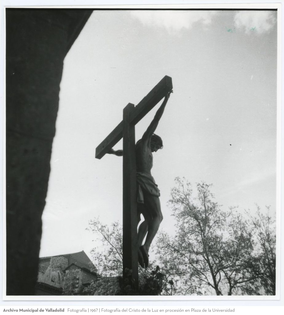 Fotografía. 196? Fotografía del Cristo de la Luz en procesión en Plaza de la Universidad