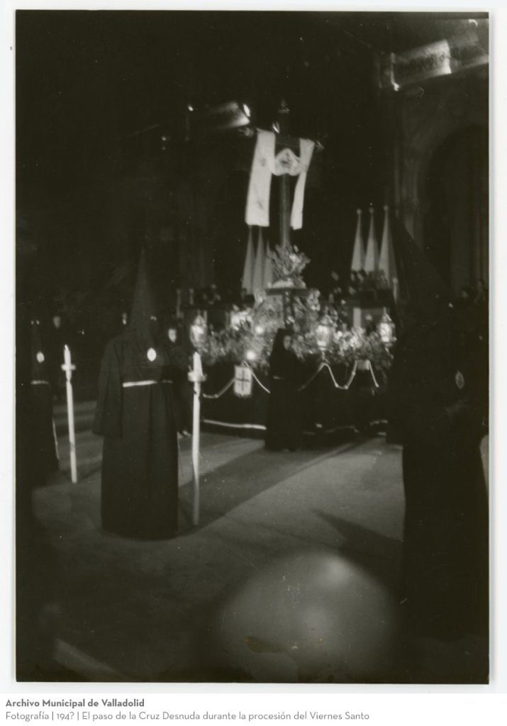 Fotografía. 194? El paso de la Cruz Desnuda durante la procesión del Viernes Santo