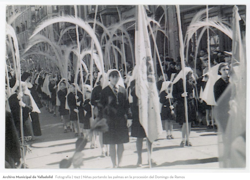 Fotografía. 1942. Niñas portando las palmas en la procesión del Domingo de Ramos