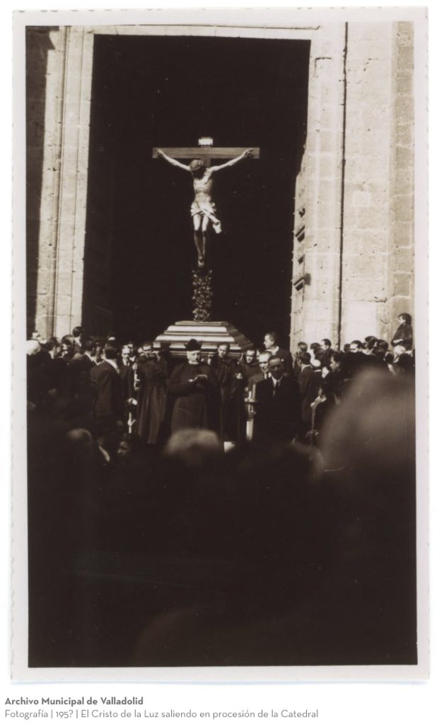 El Cristo de la Luz saliendo en procesión de la Catedral. 195?