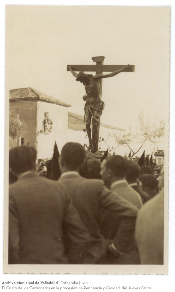 Fotografía. 1941. El Cristo de los Carboneros en la procesión de Penitencia y Caridad del Jueves Santo