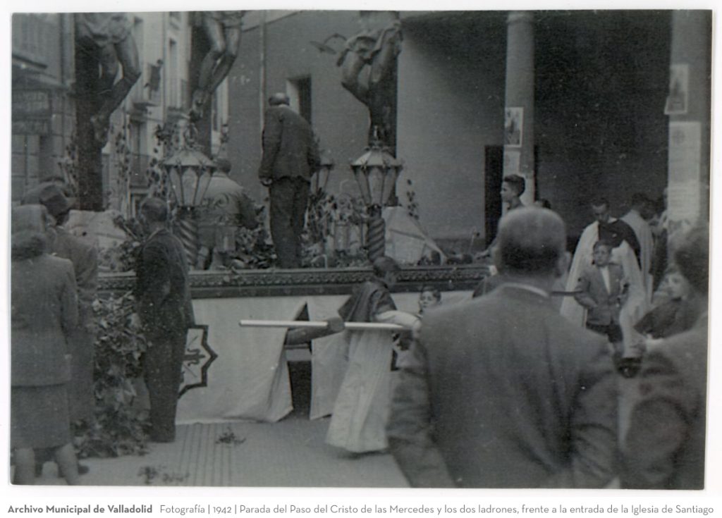 Fotografía. 1942. Parada del Paso del Cristo de las Mercedes y los dos ladrones, frente a la entrada de la Iglesia de Santiago