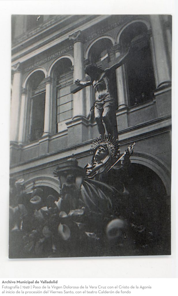 Fotografía. 1949. Paso de la Virgen Dolorosa de la Vera Cruz con el Cristo de la Agonía al inicio de la procesión del Viernes Santo, con el teatro Calderón de fondo