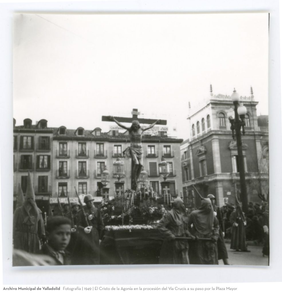 Fotografía. 1949. El Cristo de la Agonía en la procesión del Vía Crucis a su paso por la Plaza Mayor