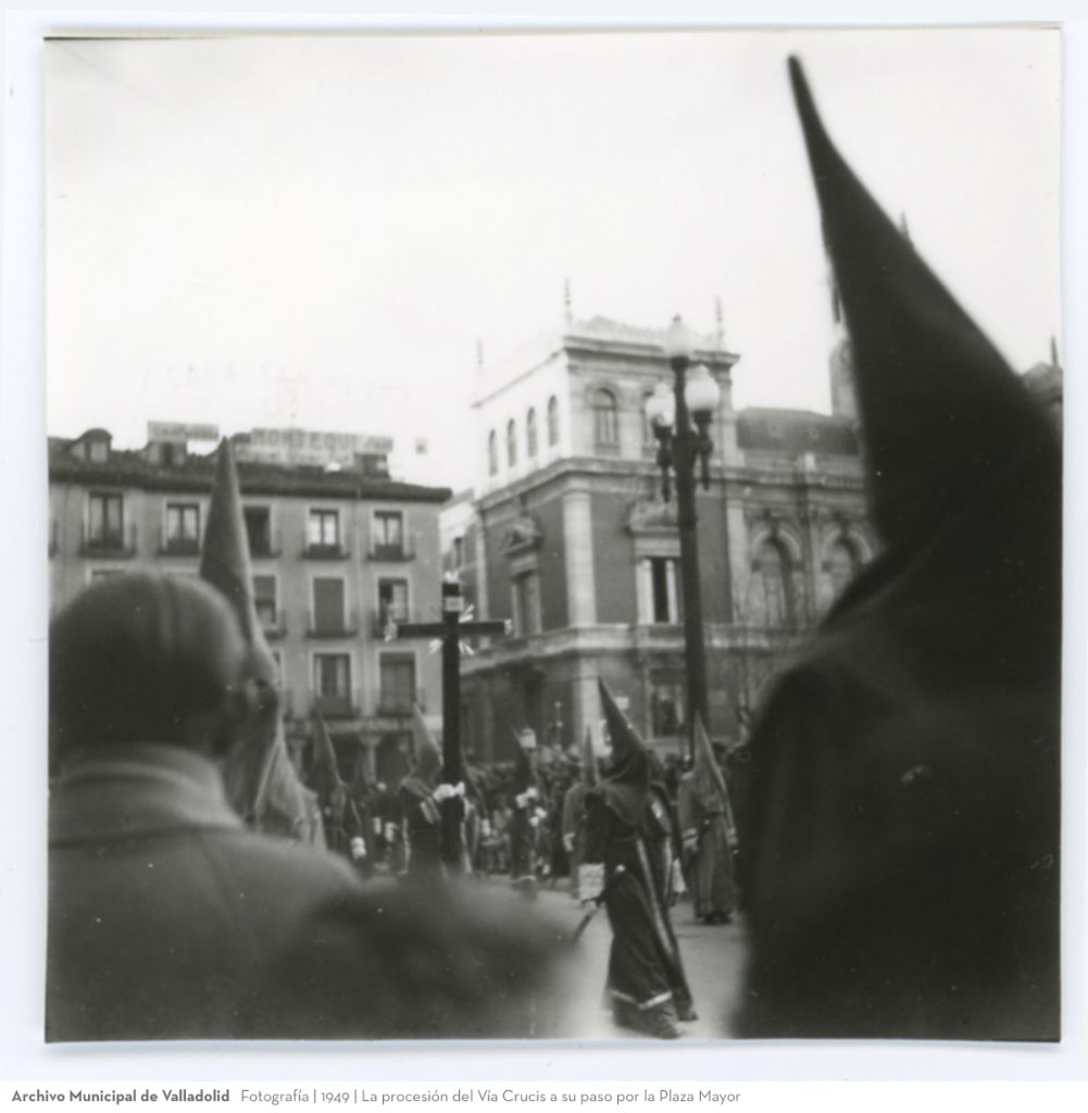 Fotografía. 1949. La procesión del Vía Crucis a su paso por la Plaza Mayor
