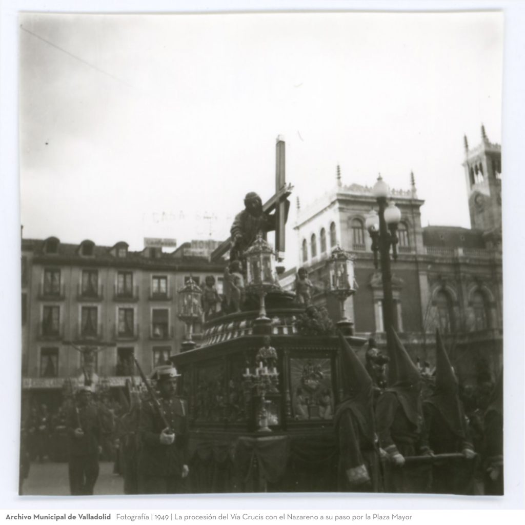 Fotografía. 1949. La procesión del Vía Crucis con el Nazareno a su paso por la Plaza Mayor