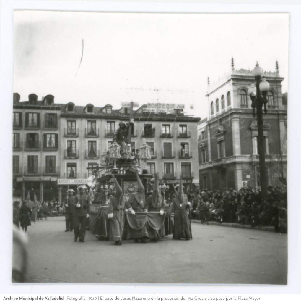 Fotografía. 1949. El paso de Jesús Nazareno en la procesión del Vía Crucis a su paso por la Plaza Mayor