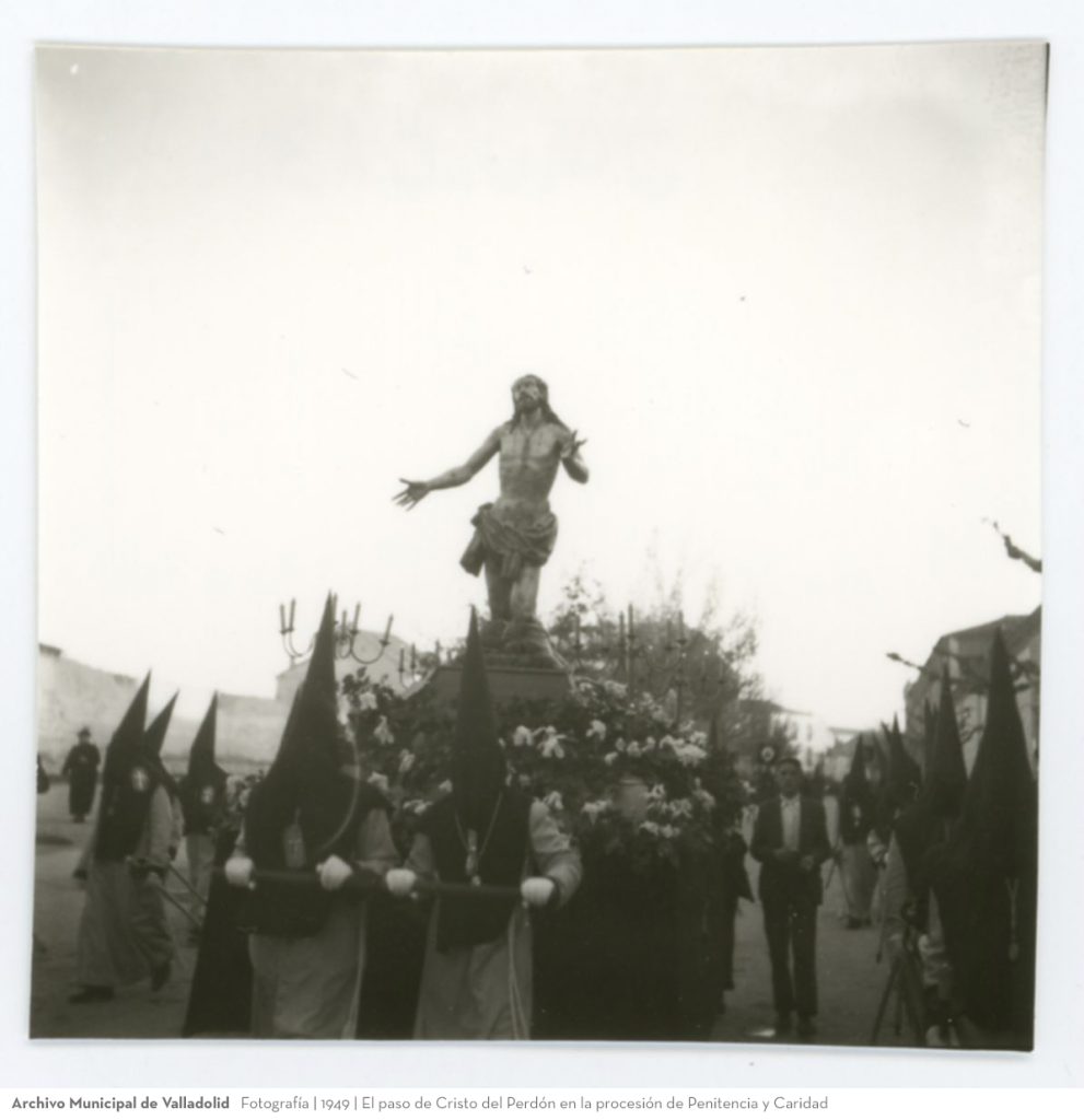 Fotografía. 1949. El paso de Cristo del Perdón en la procesión de Penitencia y Caridad