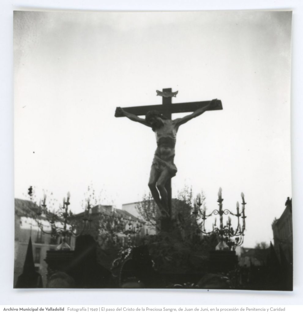 Fotografía. 1949. El paso del Cristo de la Preciosa Sangre, de Juan de Juni, en la procesión de Penitencia y Caridad