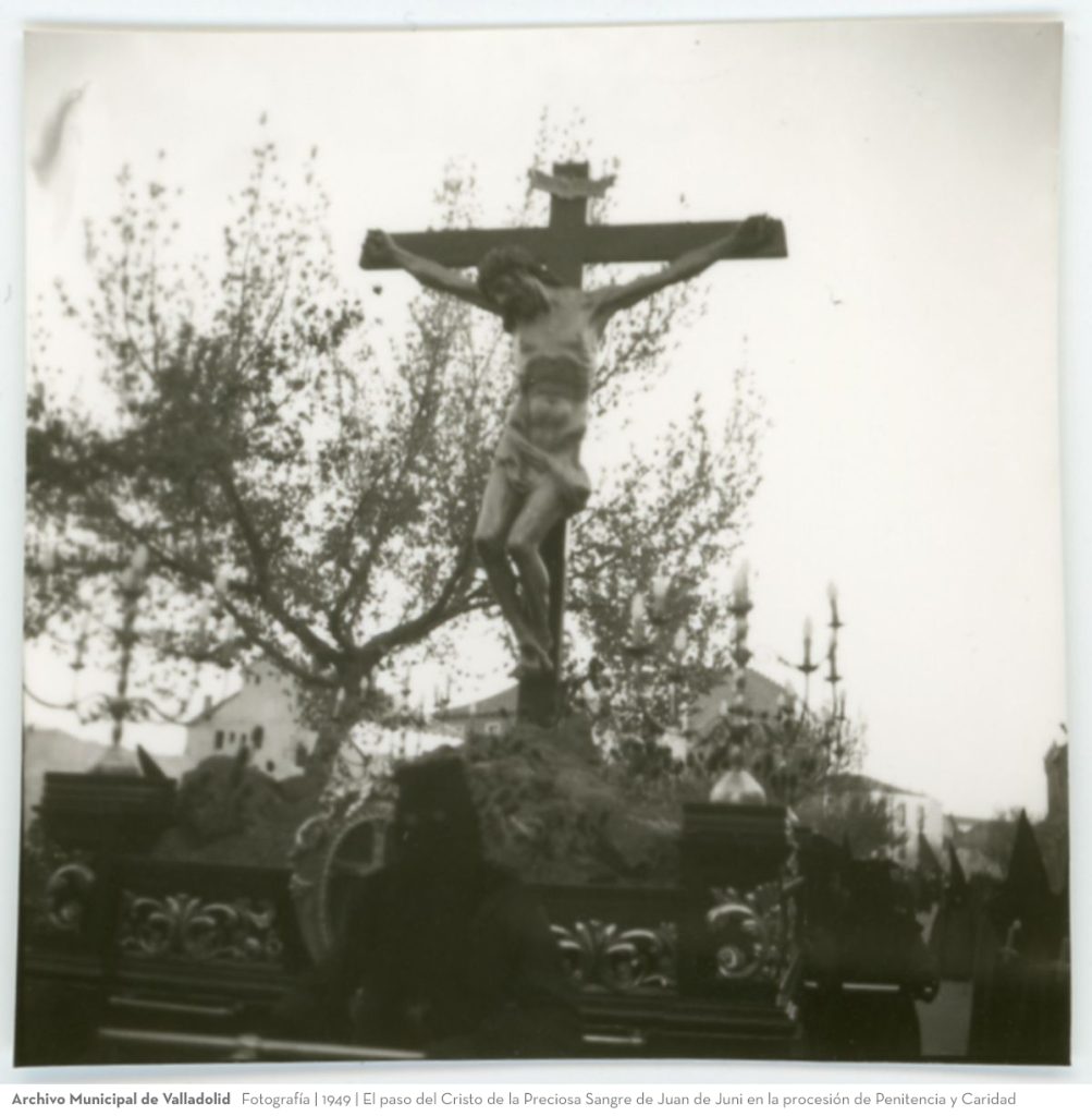 Fotografía. 1949. El paso del Cristo de la Preciosa Sangre de Juan de Juni en la procesión de Penitencia y Caridad
