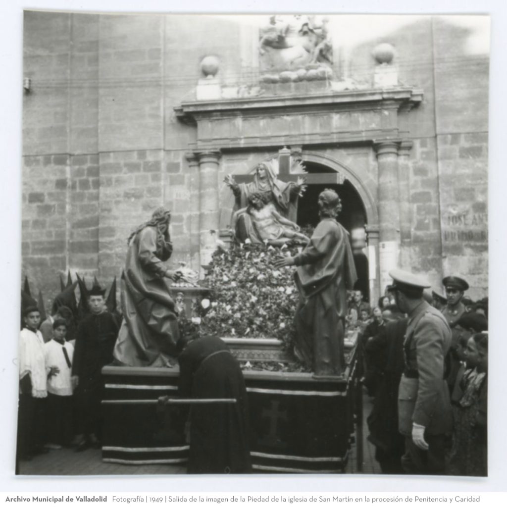 Fotografía. 1949. Salida de la imagen de la Piedad de la iglesia de San Martín en la procesión de Penitencia y Caridad