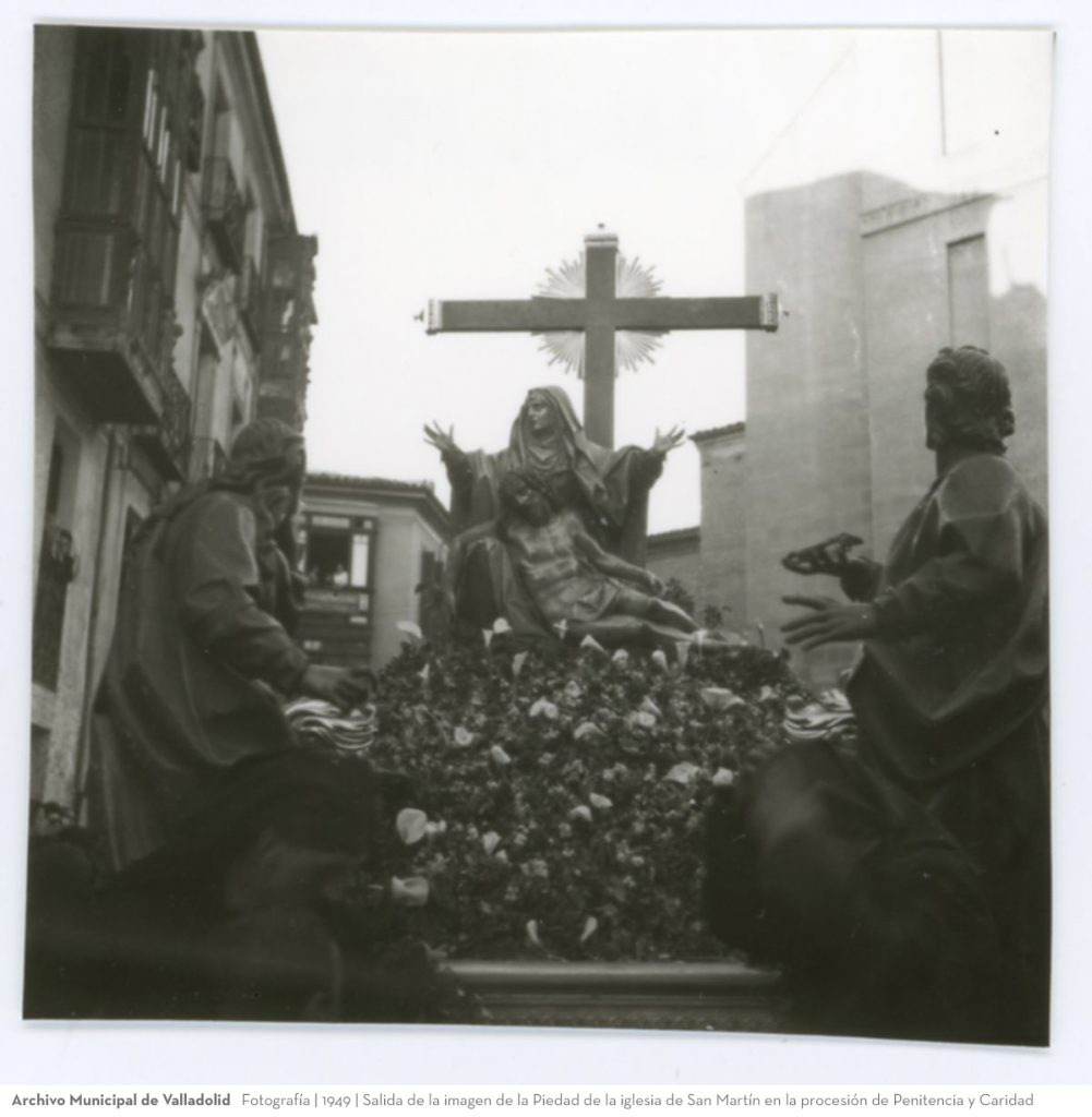 Salida de la imagen de la Piedad de la iglesia de San Martín en la procesión de Penitencia y Caridad. 1949