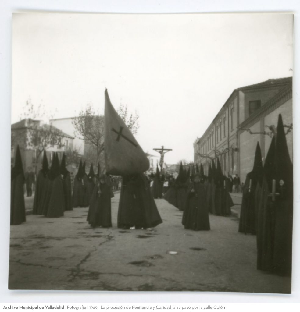 Fotografía. 1949. La procesión de Penitencia y Caridad a su paso por la calle Colón