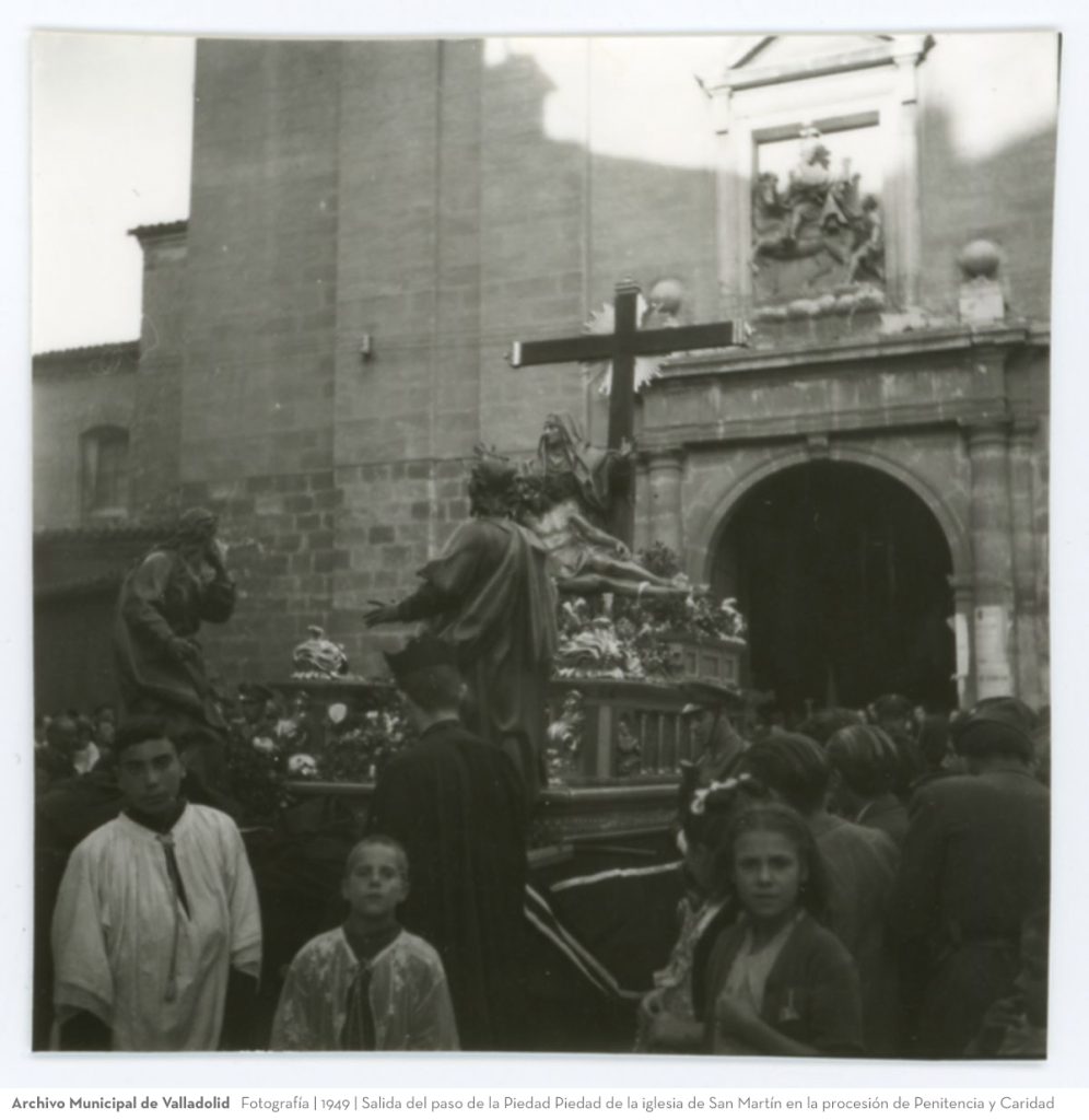 Fotografía. 1949. Salida del paso de la Piedad de la iglesia de San Martín en la procesión de Penitencia y Caridad
