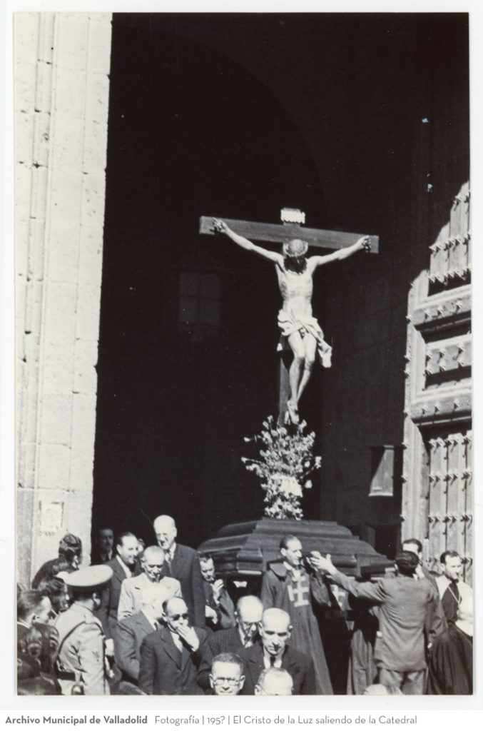 Fotografía. 195? El Cristo de la Luz saliendo de la Catedral